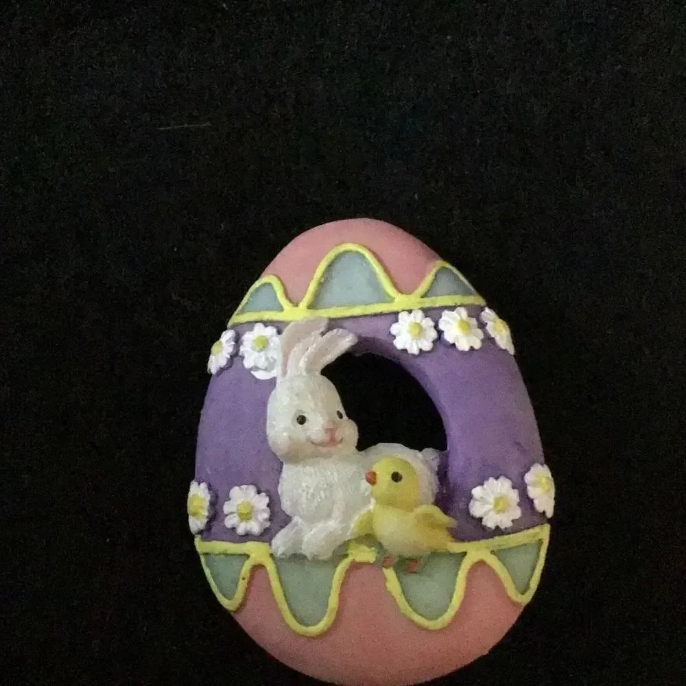 Brooch  Cute little ceramic Easter egg ￼